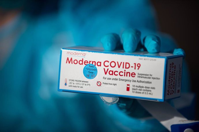 Archivo - 22 December 2020, US, Manhattan: Riley County Health Department clinic supervisor Aryn Price holds a box of Moderna COVID-19 vaccine.