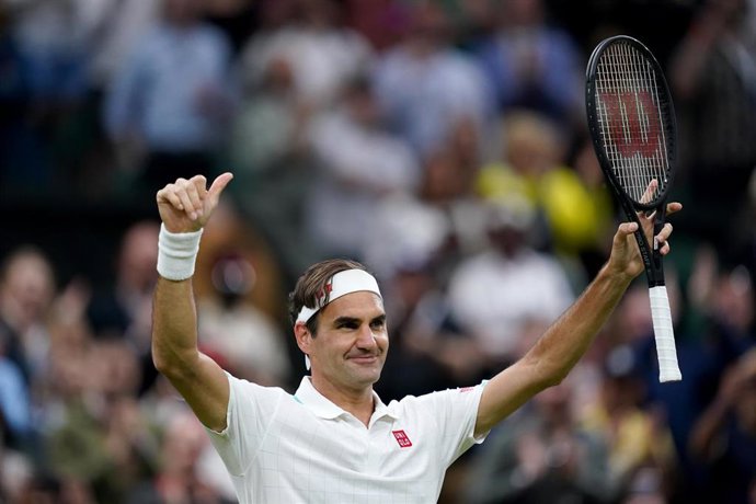 Archivo - El suizo Roger Federer celebra una victoria en Wimbledon 2021. 