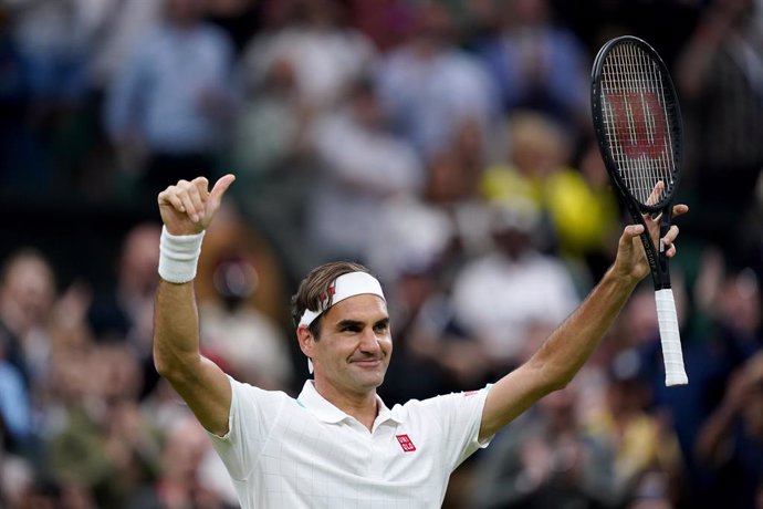 Archivo - 05 July 2021, United Kingdom, London: Swiss tennis player Roger Federer celebrates defeating Italian Lorenzo Sonego in their men's singles fourth round match on day seven of the 2021 Wimbledon Tennis Championships at The All England Lawn Tenni