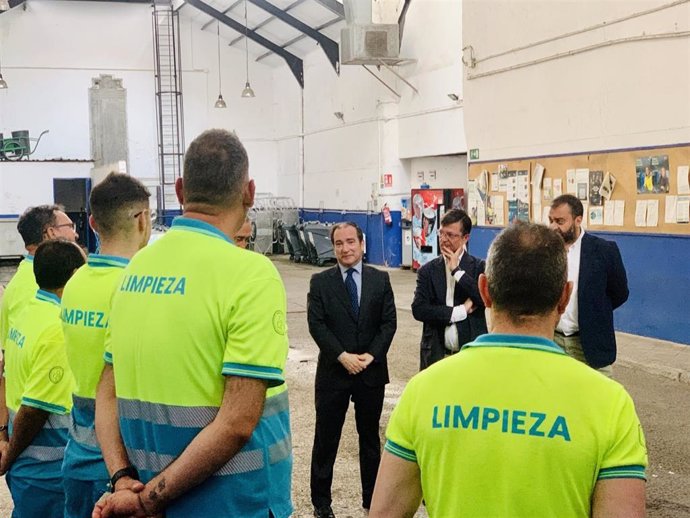 El delegado de Urbanismo, Medio Ambiente y Movilidad, Borja Carabante, el delegado de Limpieza y Zonas Verdes, José Antonio Martínez Páramo, y el concejal de Centro, Carlos Segura, han visitado hoy la instalación de limpieza de la plaza de la Cebada