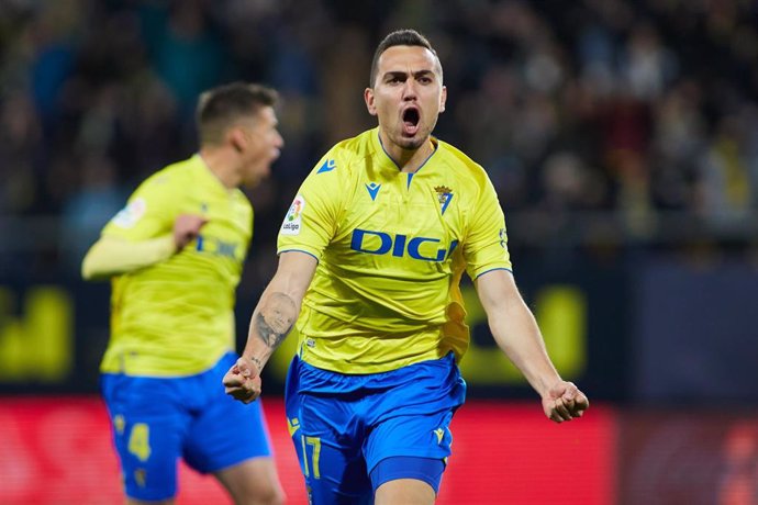 Archivo - Gonzalo Escalante celebra un gol con la camiseta del Cádiz.