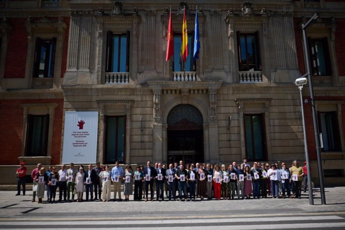 Imagen de la concentración convocada por el Parlamento de Navarra en contra de la violencia de género tras el asesinato en Ermitagaña