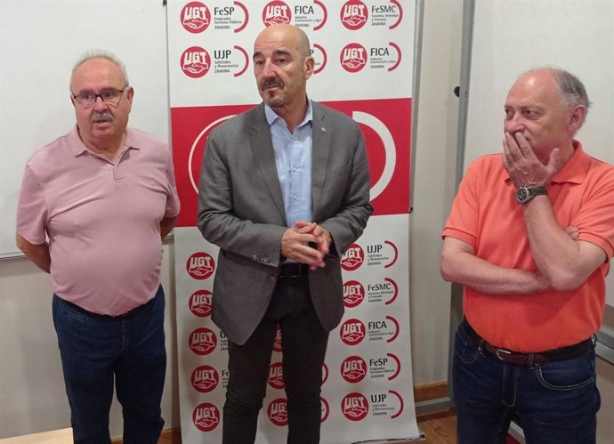 El secretario general de UGT de Zamora, Ángel del Carmen; el vicesecretario general de Política Sindical de UGT, Fernando Luján; y el secretario general de UGT de Castilla y León, Faustino Temprano, en la sede del colectivo en Zamora.