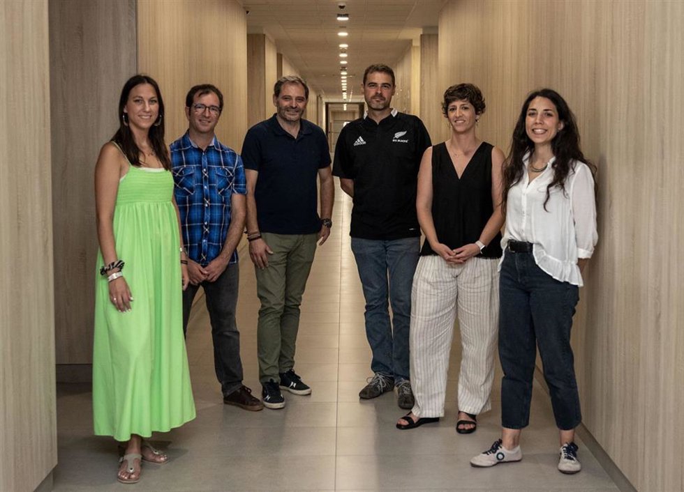 Los profesores de la CEU UCH Marta Muñoz, Jesús Cardells, Consuelo Rubio, Elisa Maiques, Víctor Lizana y Jordi Aguiló, autores del mejor artículo científico premiado por la revista Animals.