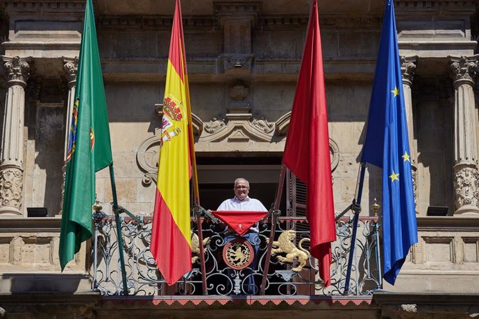 Ensayo del Chupinazo de San Fermín con el presidente de Osasuna, Luis Sabalza