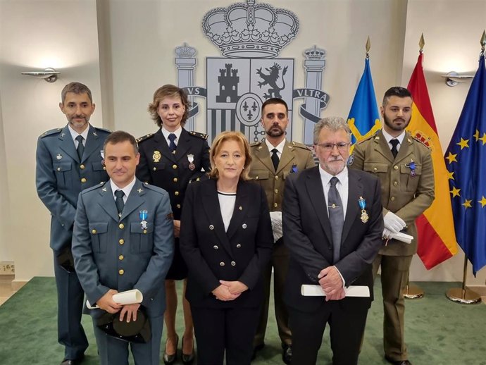 La delegada del Gobierno en Asturias Delia Losa junto a los distinguidos con dos cruces de la Orden del Mérito Civil y cuatro medallas al Mérito en la Protección Civil.