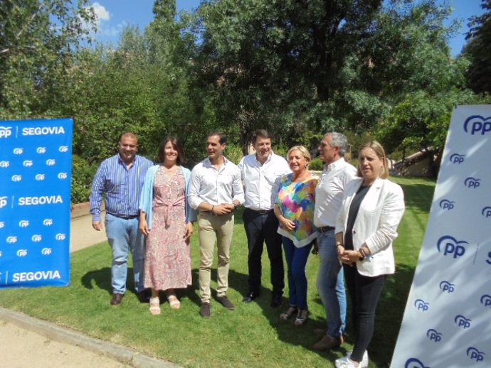 Alfonso Fernández Mañueco con los candidatos al Congreso y el Senado del PP Segovia.