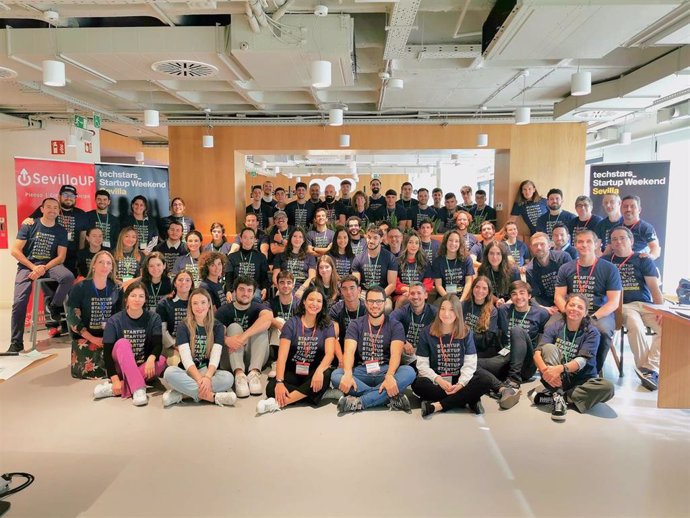 Foto de familia de una edición anterior de la Startup Sevilla Weekend.