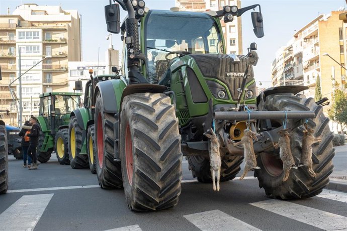 Archivo - Un tractor con conejos colgados durante una protesta convocada por sindicatos agrarios para pedir medidas contra la plaga de conejos, a 3 de marzo de 2023, en Lleida, Catalunya (España). 