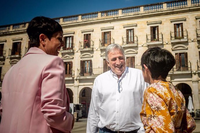 Los candidatos de EH Bildu al Congreso Joseba Asiron, Maddalen Iriarte y Rocío Vitero