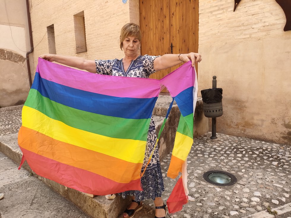 Imagen de la bandera LGTBI rota en Albaida