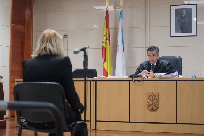 Archivo - La acusada por el doble accidente mortal de Palmeira frente al juez Ángel Pantin en la Audiencia Provincial, el 19 de diciembre de 2022, en Santiago de Compostela