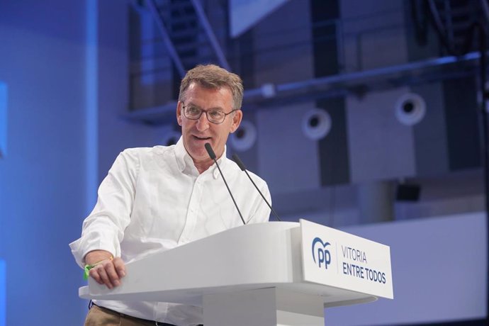 Archivo - El presidente del Partido Popular, Alberto Núñez Feijóo, durante un mitin del PP, a 12 de mayo de 2023, en Vitoria, País Vasco (España). Feijóo ha participado en un acto de campaña del Partido Popular para arropar a los candidatos para las ele