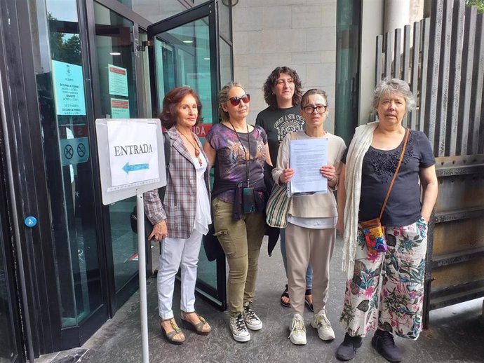 Representantes de la Asamblea Feminista, antes de hacer entrega en el Registro Municipal de un escrito en el que exigen a la alcaldesa gijonesa, Carmen Moriyón (Foro), romper el pacto con Vox