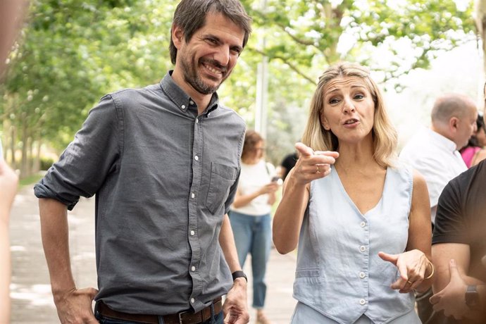 El portavoz de Sumar en la campaña, Ernest Urtasun y la vicepresidenta segunda y líder de SUMAR, Yolanda Díaz, a su salida de la presentación de las candidaturas de la lista de SUMAR para las elecciones del 23J, a 21 de junio de 2023, en Madrid (España).