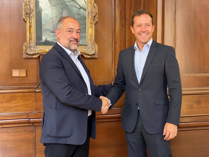 El rector de la Universidad de Castilla-La Mancha (UCLM), Julián Garde, y el alcalde de Toledo, Carlos Velázquez.