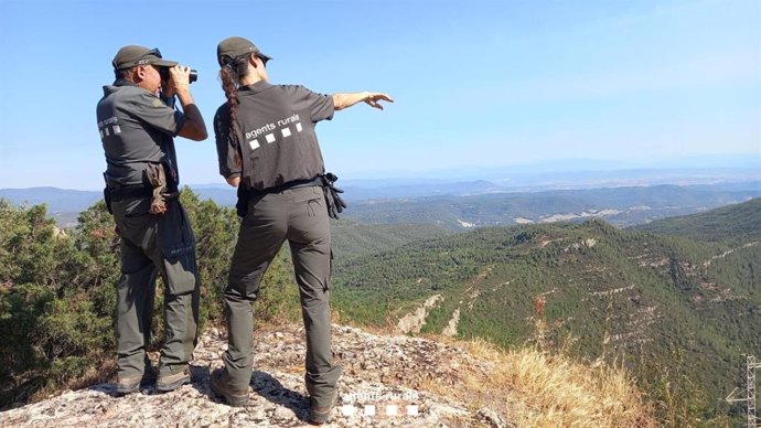 Archivo - Dos agentes de Agents Rurals.