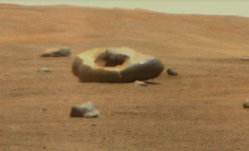 Roca en forma de rosquilla en Marte