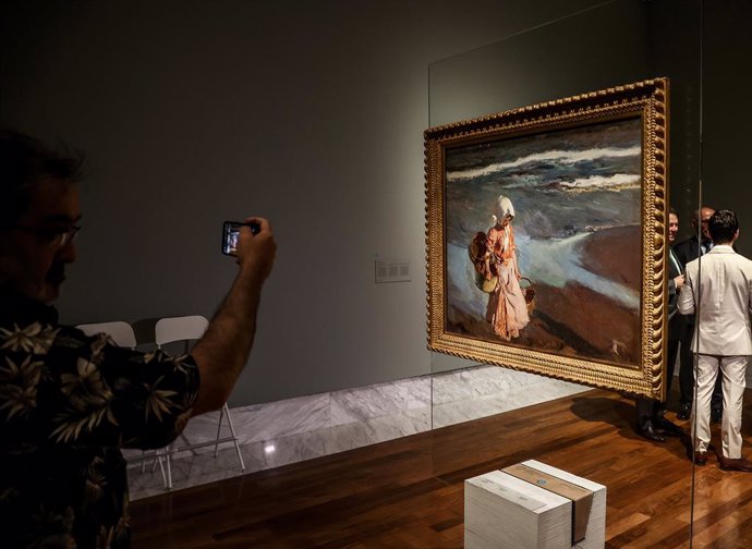 Un hombre hace una foto durante la presentación de la exposición 'Colección Masaveu. Sorolla', en el Museo de Bellas Artes de Valncia