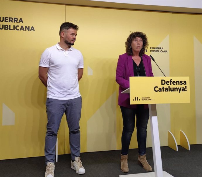 La número dos de ERC al Congreso por Barcelona, Teresa Jord, junto con el cabeza de lista, Gabriel Rufián, en rueda de prensa.