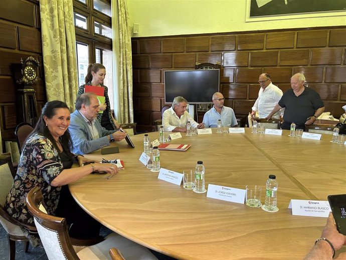 Esta mañana se han reunido el consejero de Participación Ciudadana, Alfonso Mendoza, y la concejala delegada de Barrios Rurales, Paloma Espinosa, con los presidentes de las juntas vecinales de los barrios rurales