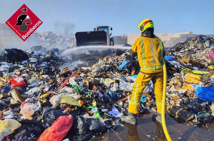 Los bomberos extinguen un incendio con múltiples focos en una planta de reciclaje de Villena