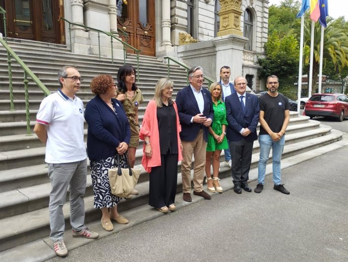 Esther Llamazares con mimebros del PP y representantes de los funcionarios de Justicia.