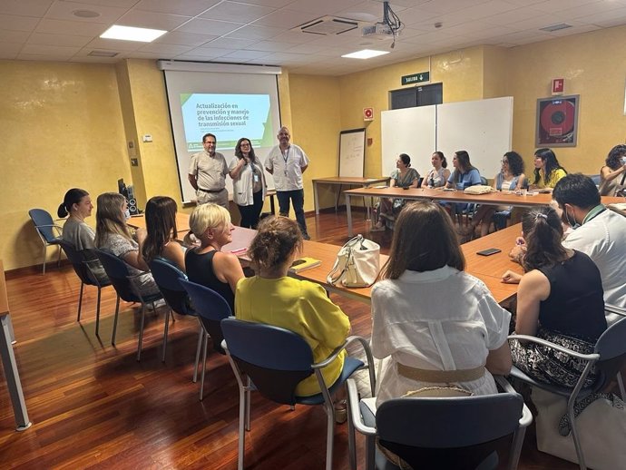 Hospital de Antequera inicia un proceso de formación y actualización de profesionales de medicina y enfermería del Área Sanitaria Norte en el abordaje sanitario de las principales infecciones de transmisión sexual.