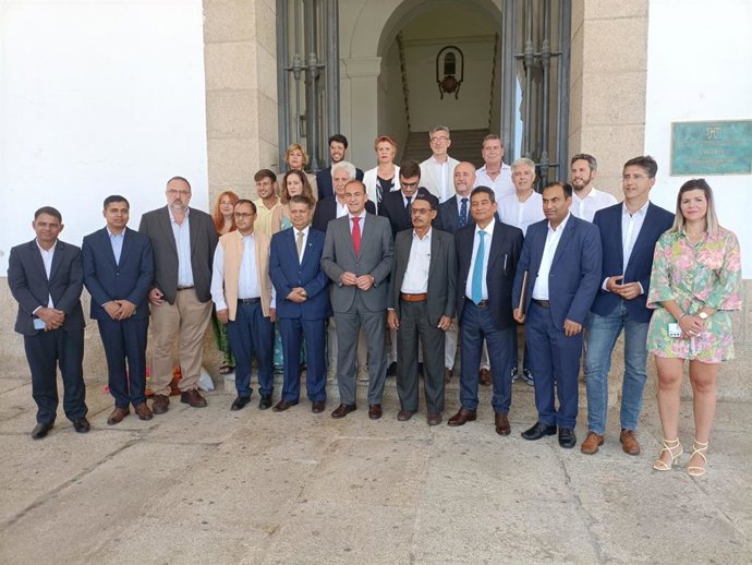 Representantes de la Fundaciób Lumbini, miembros del Gobierno de Nepal, el alcalde de Lumbini, el de Cáceres y concejales cacereños tras la reunión mantenida este lunes en la capital cacereña