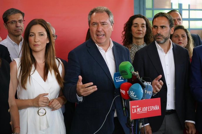 El secretario general del PSOE de Andalucía, Juan Espadas, junto al secretario general del PSOE de Málaga, Daniel Pérez, y la candidata al Congreso por la provincia, Mari Nieves Ramírez.