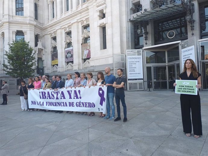 Minuto de silencio en Cibeles en protesta por el último asesinato machista ocurrido en la región en la localidad de Móstoles