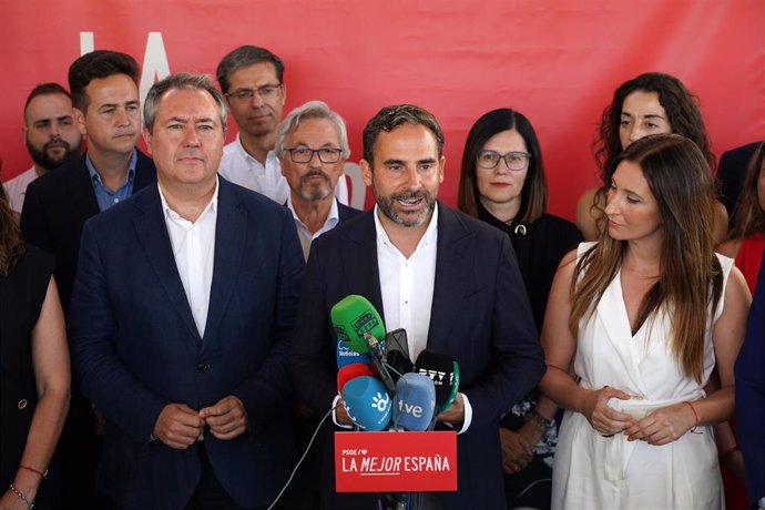 El secretario general del PSOE de Málaga, Daniel Pérez  junto al secretario general del PSOE de Andalucía, Juan Espadas, y la candidata al Congreso de los Diputados por la provincia, Mari Nieves Ramírez.