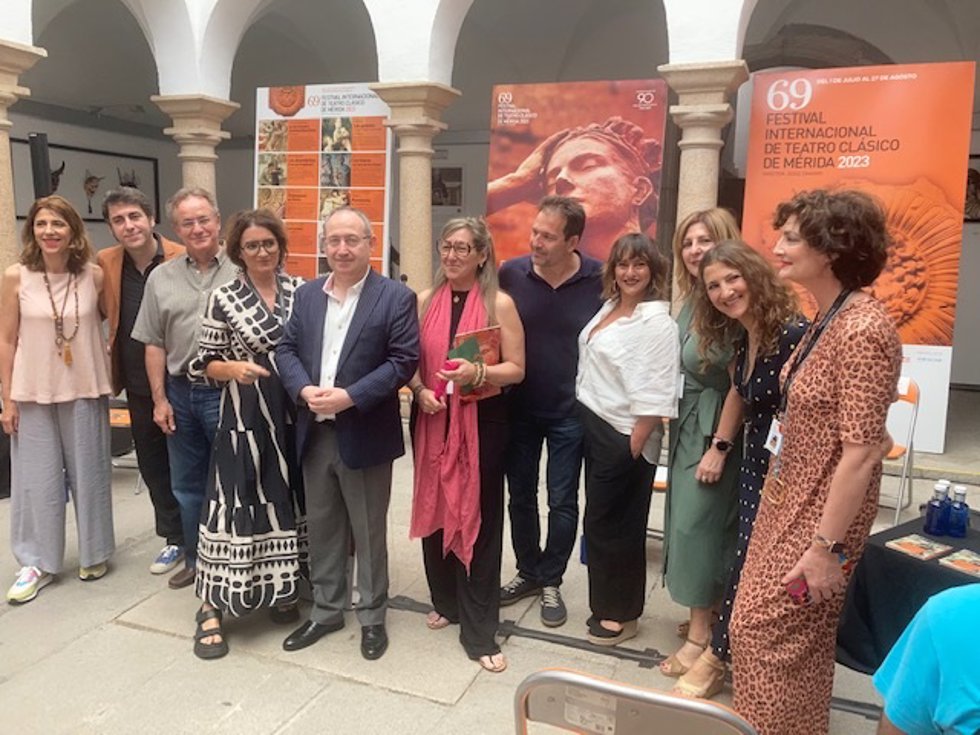 El elenco de actrices de la obra 'Las asambleístas (Las que tropiezan)', el director del festival, el director de la función y el director de Patrimonio Cultural en funciones de la Junta.