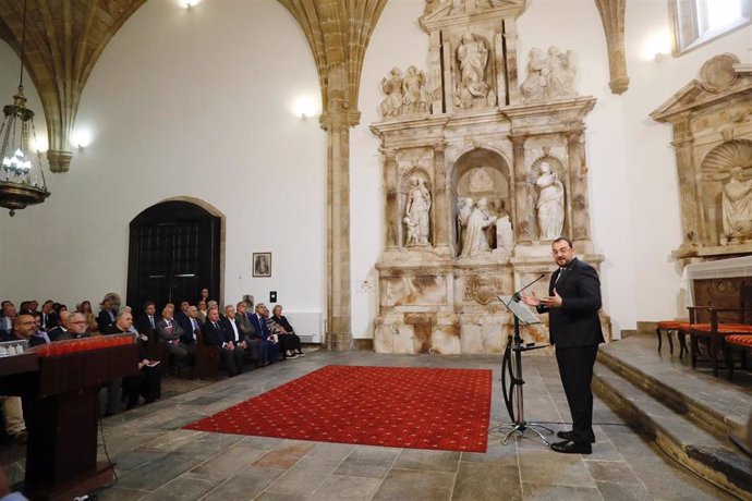 El presidente del Principado, Adrián Barbón en el acto de presentación de la restauración del mausoleo de Fernando Valdés Salas, en la Colegiata Santa María la Mayor, de Salas.