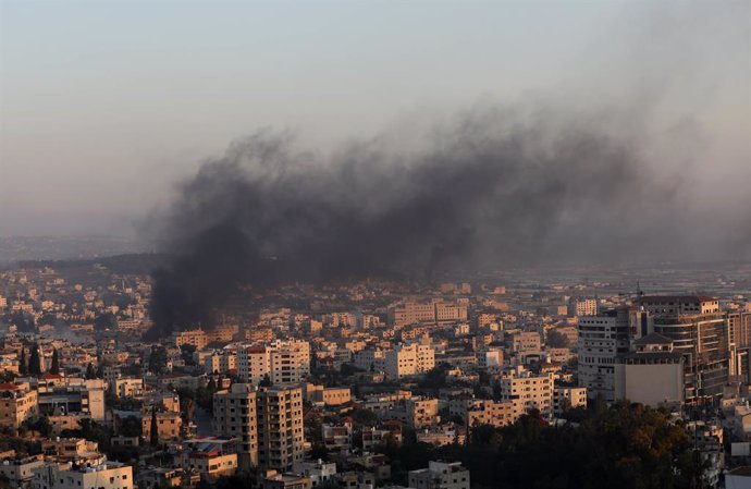 Columna de humo tras un bombardeo de Israel contra el campamento de refugiados de Yenín, situado en el norte de Cisjordania