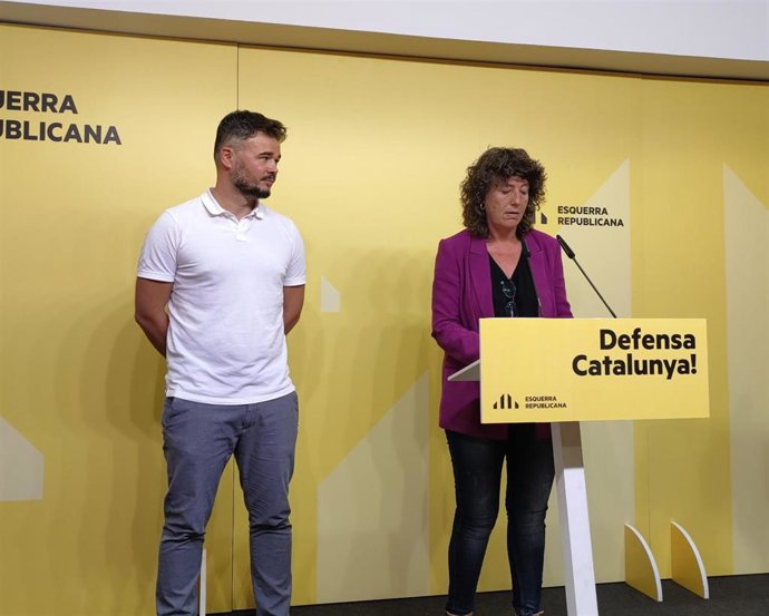El cabeza de lista de ERC al Congreso por Barcelona, Gabriel Rufián, junto con su número dos, Teresa Jord.