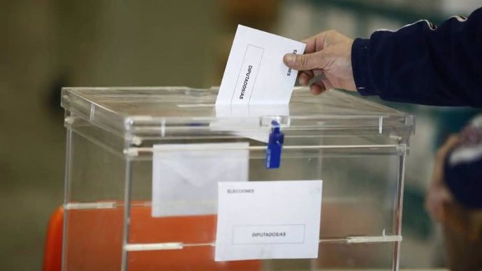 Una persona deposita su voto en una urna electoral, en una imagen de recurso.