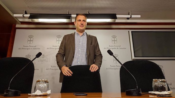 El secretario general de Foro Asturias, Adrián Pumares, en la sala de prensa de la Junta General.