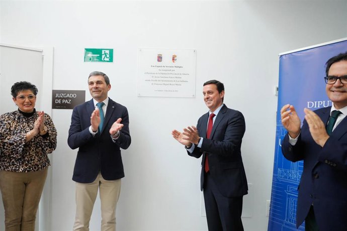 Archivo - Javier Aureliano García en una visita a Los Gallardos (Almería)