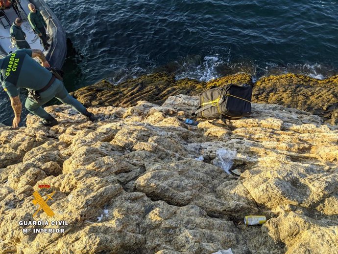 Tres detenidos, uno menor, con media tonelada de hachís en unos acantilados de Ceuta