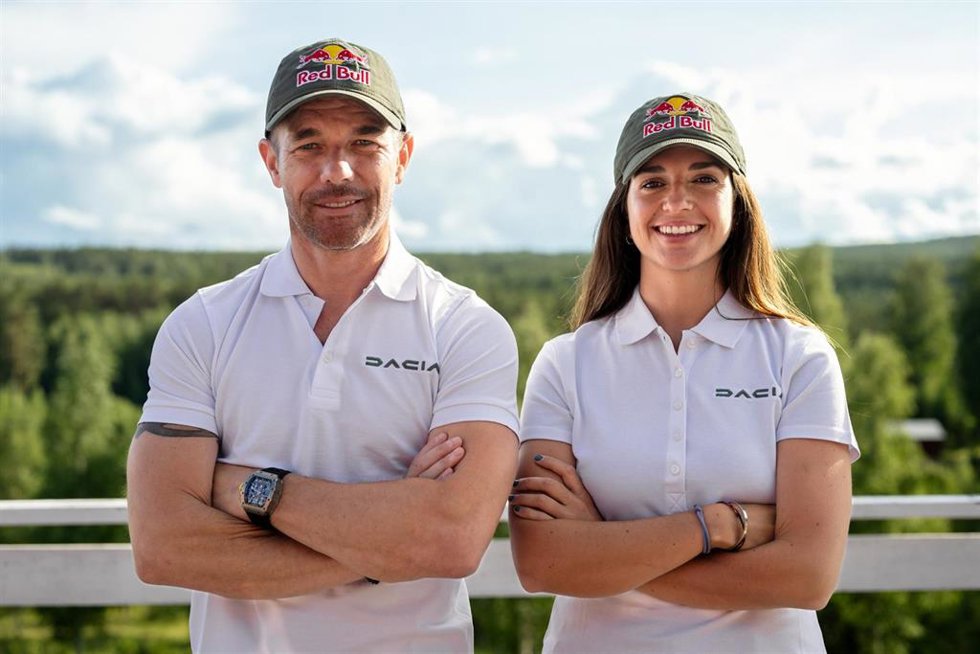 Los pilotos Sébastien Loeb y Cristina Gutiérrez, del equipo Dacia.