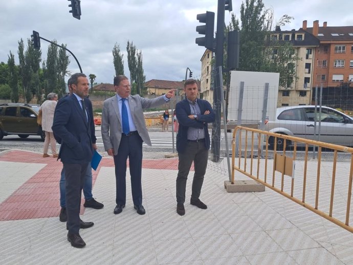 El alcalde de Oviedo, Alfredo Canteli y el concejal de Urbanismo, Ignacio Cuesta, visitan las obras en la rotonda de la Cruz Roja.