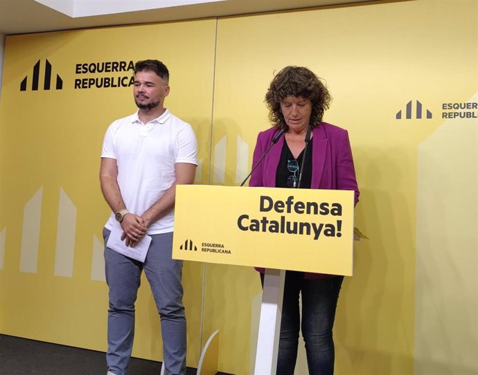 El cabeza de lista de ERC al Congreso por Barcelona, Gabriel Rufián, y su número dos, Teresa Jord, en rueda de prensa