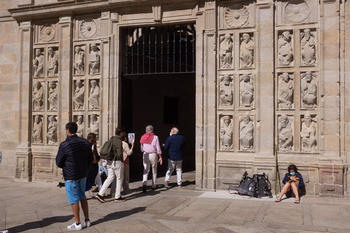 Archivo - Un grupo de personas espera a atravesar la puerta Santa de la Catedral de Santiago, en la Plaza de la Quintana, a 6 de junio de 2021, en Santiago de Compostela.