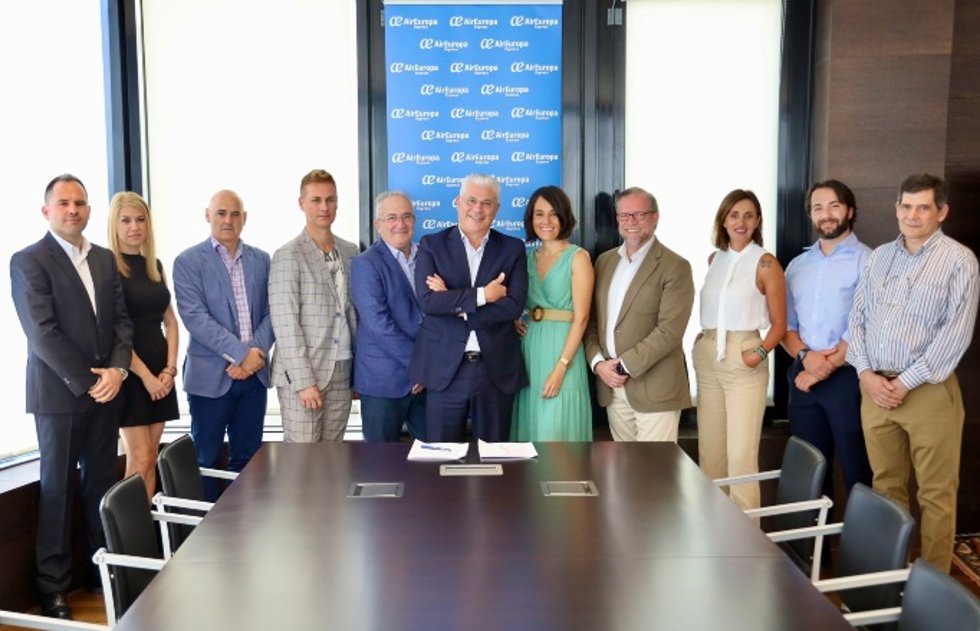 Air Europa Express y sindicatos ratifican los convenios de pilotos y TCP, con subida salarial del 11,5% hasta 2025.