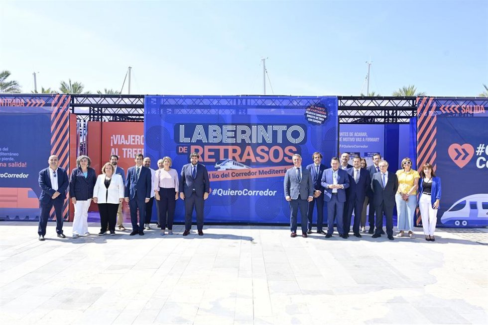 El presidente de la Comunidad en funciones, Fernando López Miras (6i); la alcaldesa de Cartagena en funciones, Noelia Arroyo (5i); el presidente de CROEM, José María Albarracín, y el director y secretario general de la Asociación Valenciana de Empresari