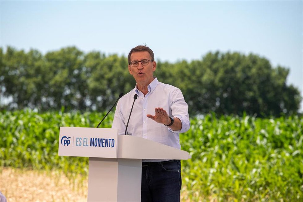 El líder del PP, Alberto Núñez Feijóo clausura un acto sectorial sobre el sistema agroalimentario y el mundo rural, a 1 de julio de 2023, en Santa Maria de Gimenells, Lleida, Cataluña (España).