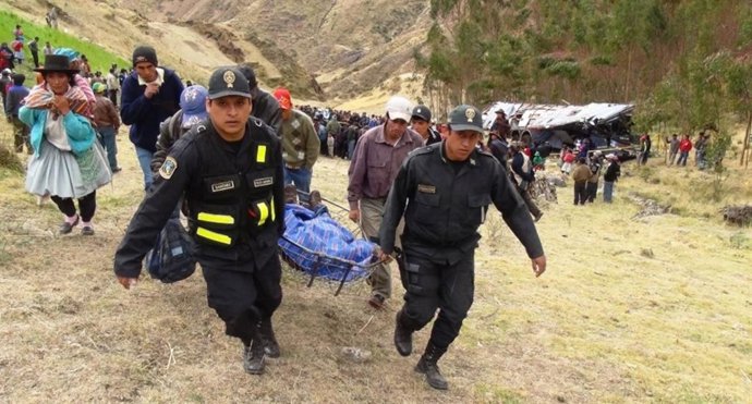 Archivo - Imagen de archivo de un accidente de autobús en Perú.