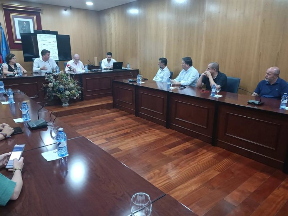 Visita del presidente de la Diputación, Fernando Rodríguez Villalobos, al Ayuntamiento de Estepa.
