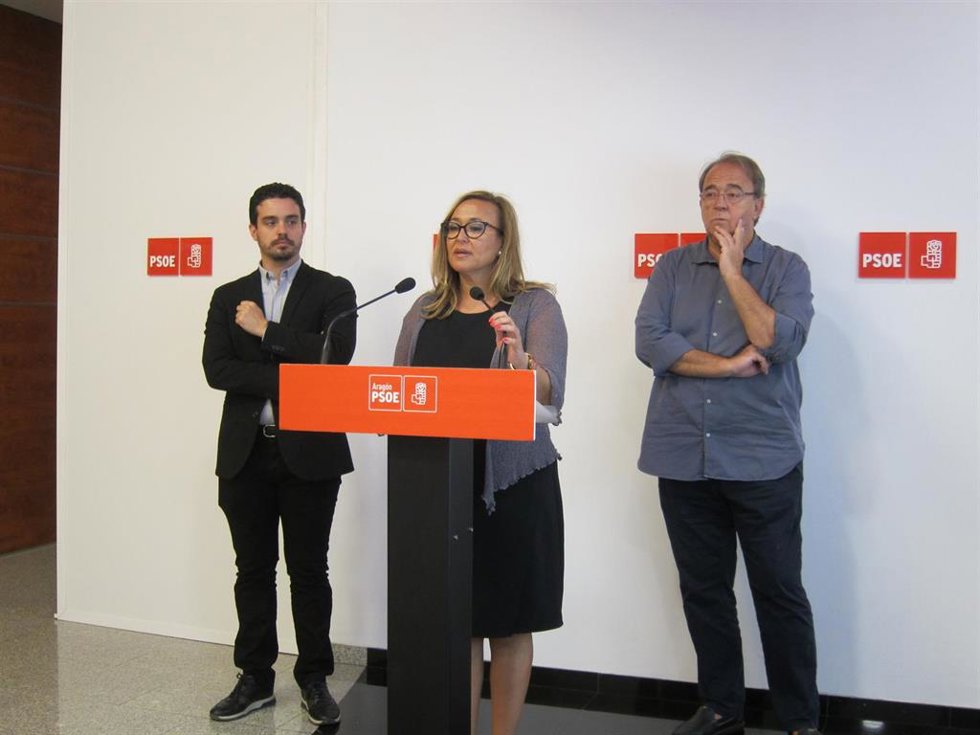 La portavoz del Grupo Parlamentario Socialista en las Cortes de Aragón y secretaria general del PSOE Teruel, Mayte Pérez, junto a los miembros de la comisión negociadora, Darío Villagrasa y Carlos Pérez Anadón.